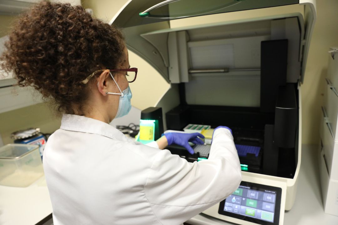 Una bióloga hace una prueba PCR Una bióloga hace una prueba PCR
