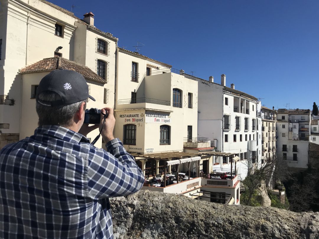 Un visitante realiza una fotografía en una de las cornisas del Puente Nuevo Un visitante realiza una fotografía en una de las cornisas del Puente Nuevo