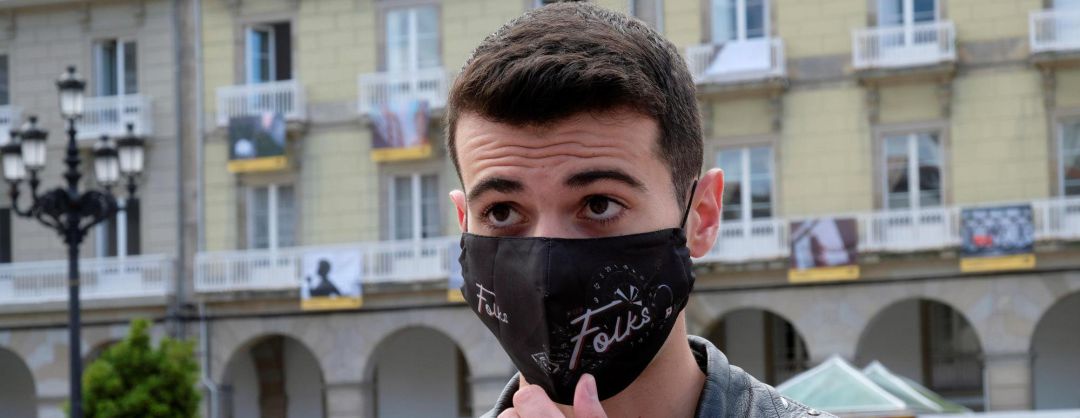 Daniel Mosquera, hostelero de un pub, realiza declaraciones a la prensa durante la sentada que los hosteleros de A Coruña Daniel Mosquera, hostelero de un pub, realiza declaraciones a la prensa durante la sentada que los hosteleros de A Coruña
