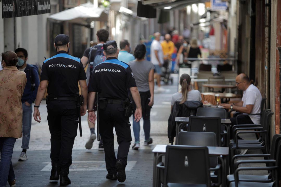Dos policías locales patrullan por una calle de A Coruña Dos policías locales patrullan por una calle de A Coruña