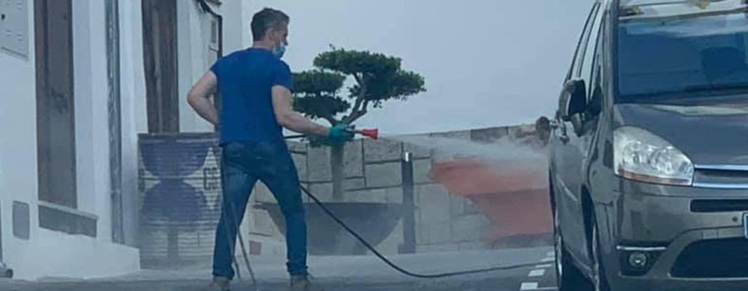 Un trabajador desinfecta las calles de Jimena. Un trabajador desinfecta las calles de Jimena.