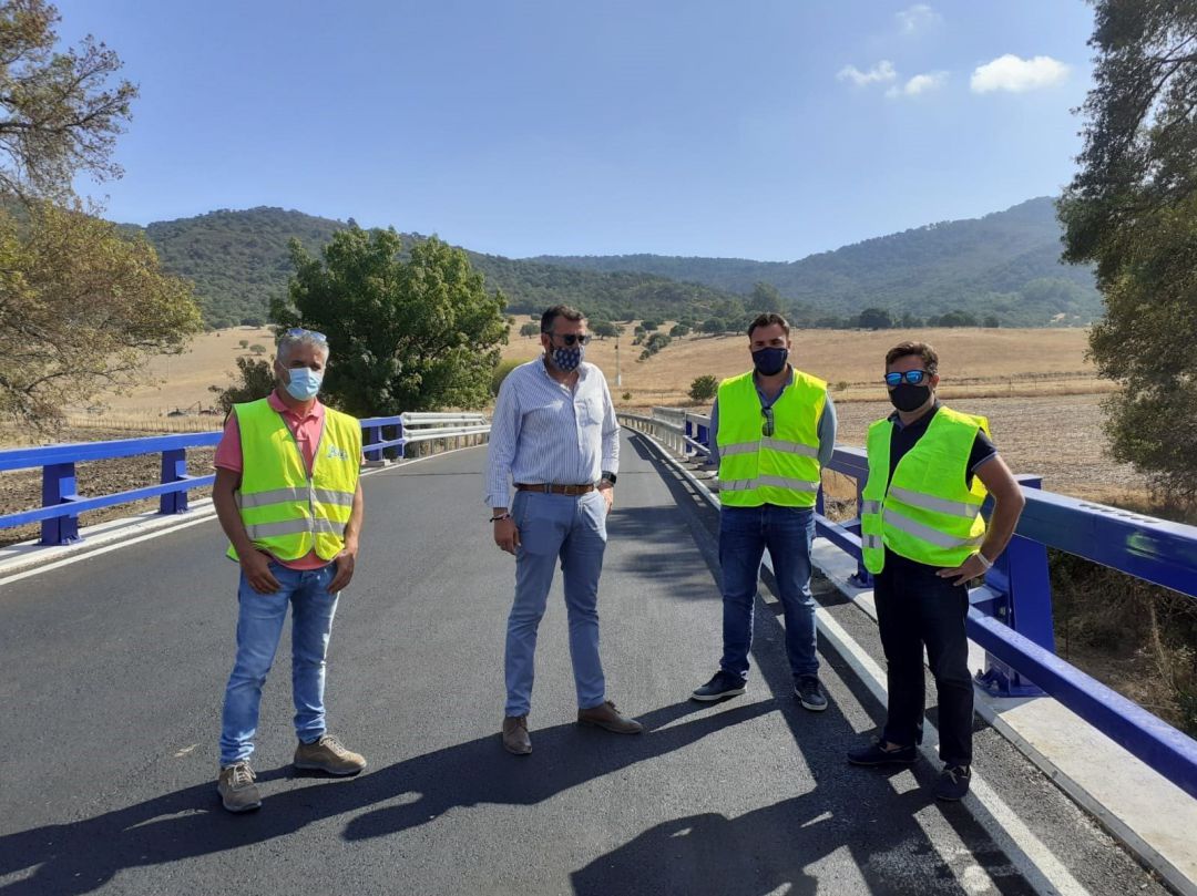 El responsable del área de Cooperación y Asistencia a Municipios de Diputación, Javier Pizarro, con personal de la Diputación y la constructora El responsable del área de Cooperación y Asistencia a Municipios de Diputación, Javier Pizarro, con personal de la Diputación y la constructora