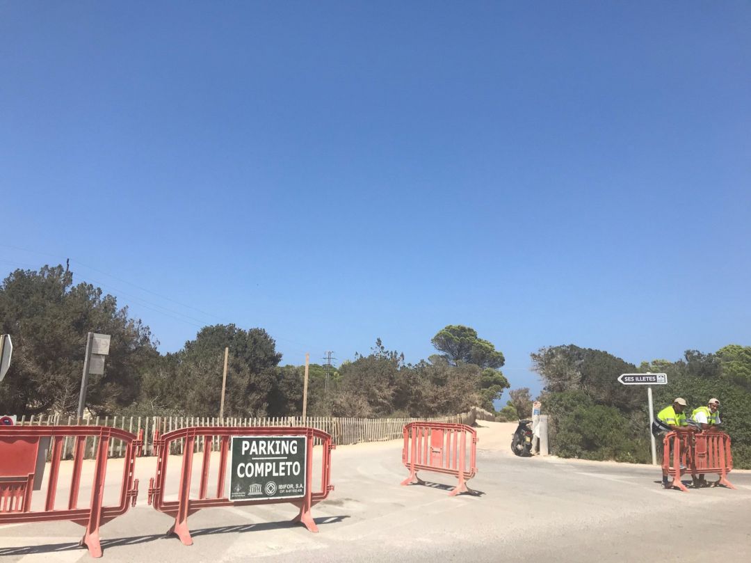 Formentera cierra el acceso a Illetes para evitar aglomeraciones. Formentera cierra el acceso a Illetes para evitar aglomeraciones.