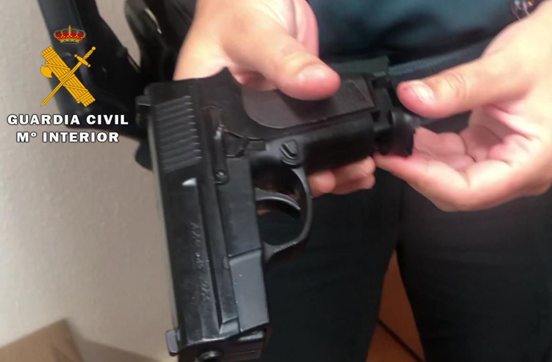 Arma encontrada en el vehículo del joven Arma encontrada en el vehículo del joven
