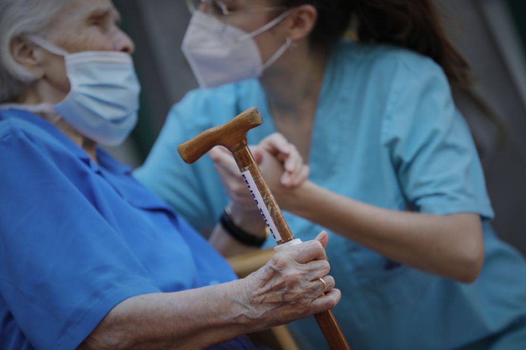 Una anciana, asistida por una profesional. Una anciana, asistida por una profesional.