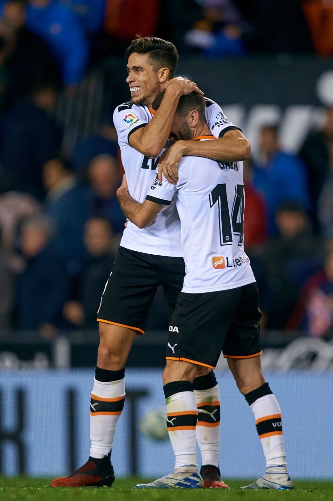Gayà y Gabriel Paulista celebran una victoria en Mestalla. Gayà y Gabriel Paulista celebran una victoria en Mestalla.