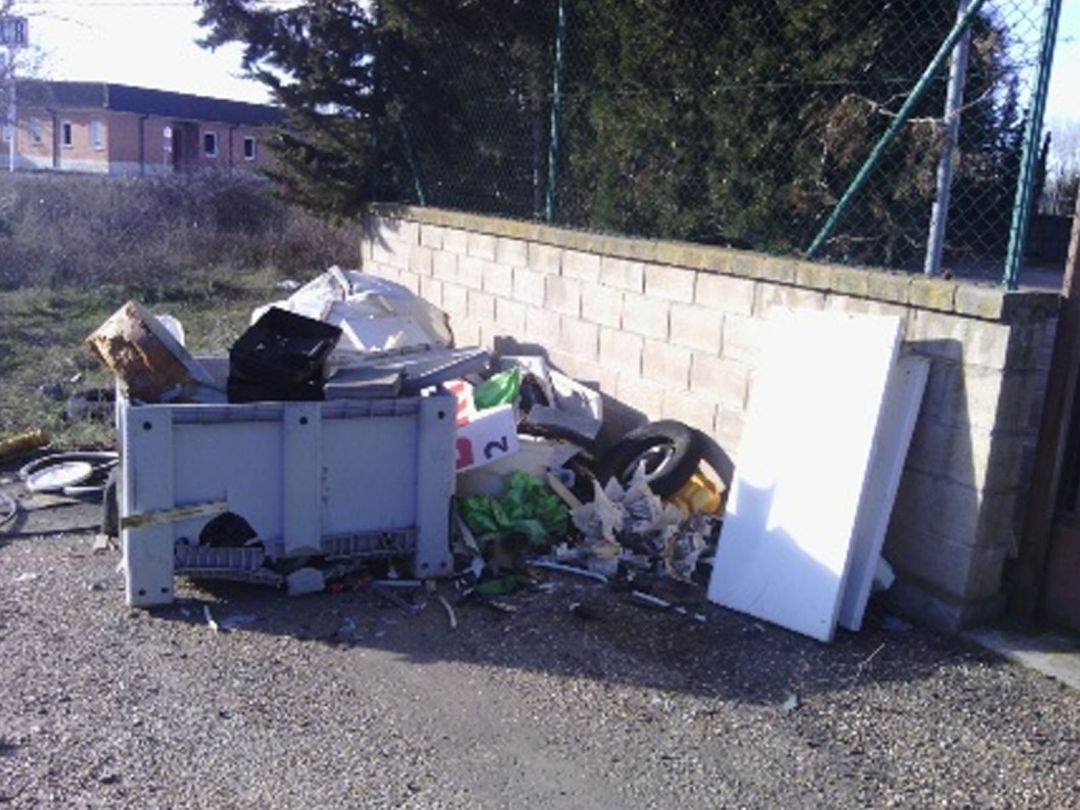Restos de basura depositados en el Punto Limpio del Silo de los Salados el pasado mes de enero Restos de basura depositados en el Punto Limpio del Silo de los Salados el pasado mes de enero