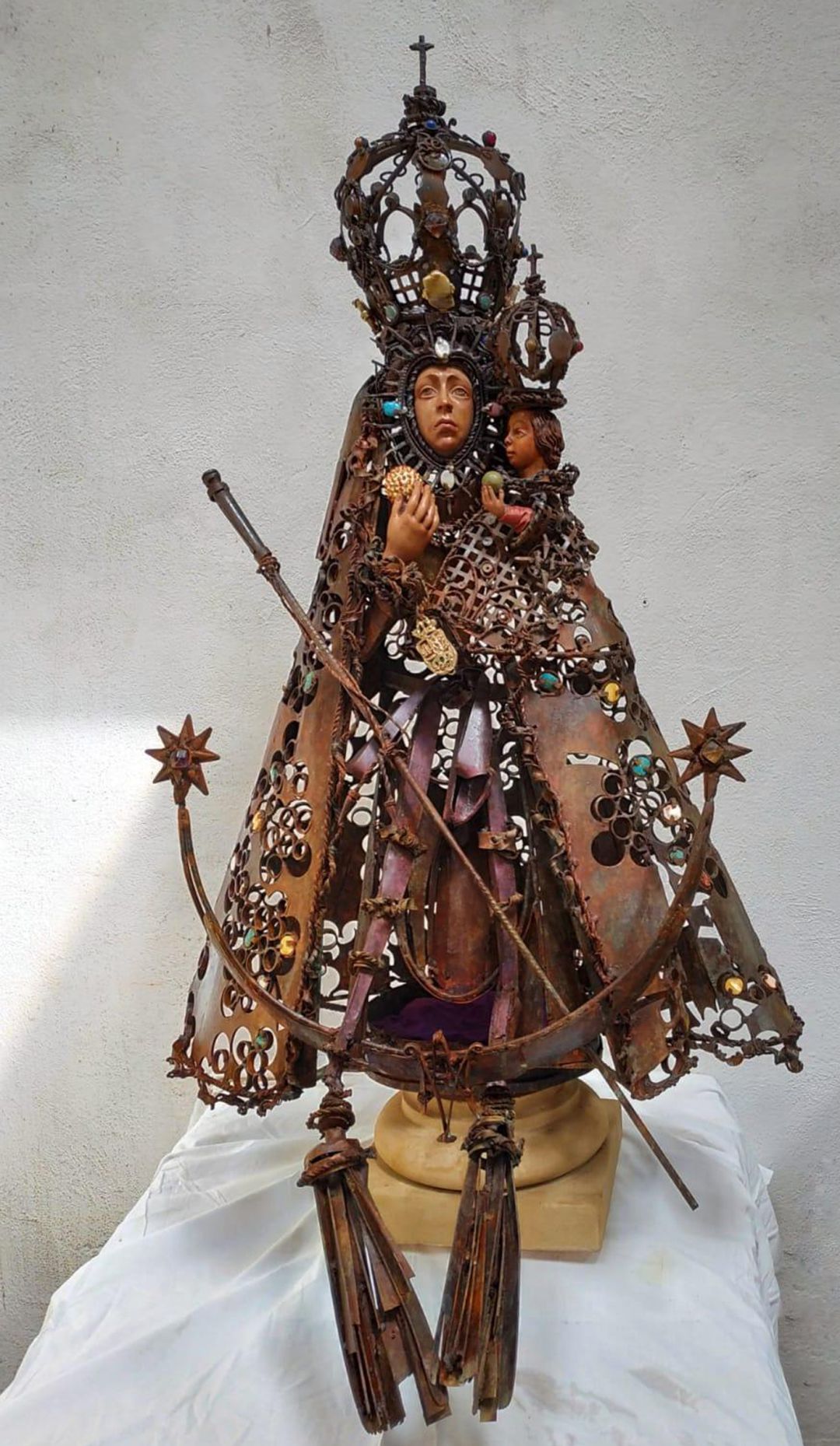 Imagen en hierro de la Virgen de la Cabeza realizada por el escultor Manuel López. Imagen en hierro de la Virgen de la Cabeza realizada por el escultor Manuel López.