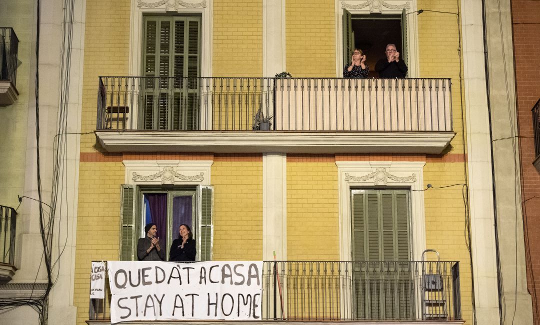 Vecinos en los balcones durante el confinamiento. Vecinos en los balcones durante el confinamiento.