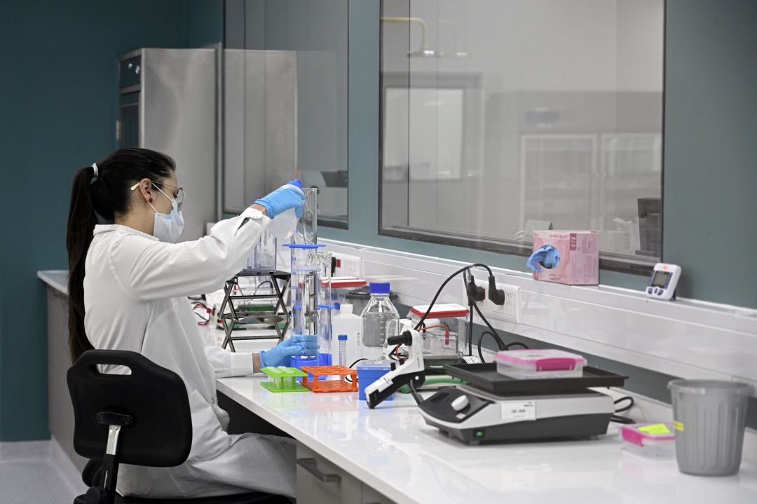 Científica en laboratorio Científica en laboratorio