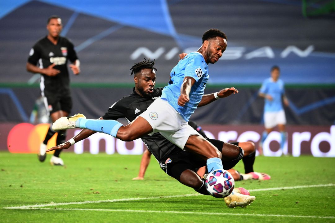 Sterling disputa un balón con Cornet. Sterling disputa un balón con Cornet.