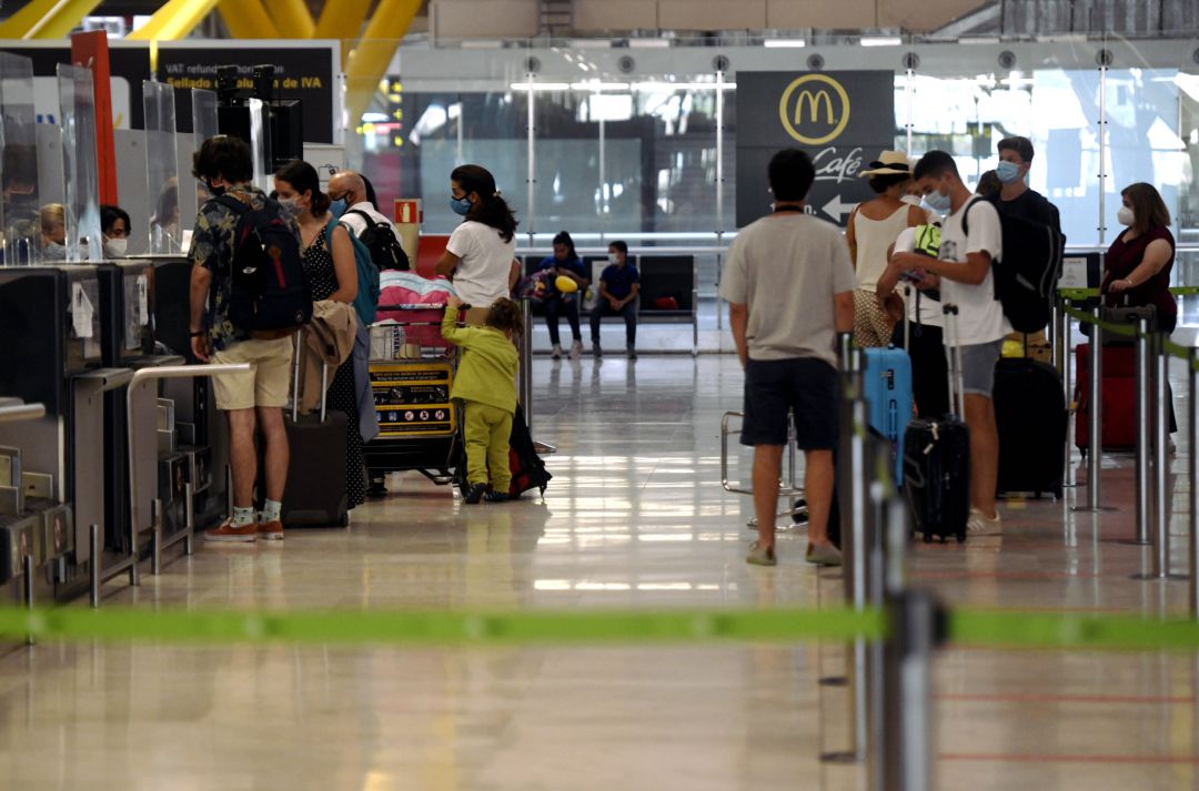 Pasajeros facturando en la terminal T1 del Aeropuerto Adolfo Suárez Madrid-Barajas. Pasajeros facturando en la terminal T1 del Aeropuerto Adolfo Suárez Madrid-Barajas.