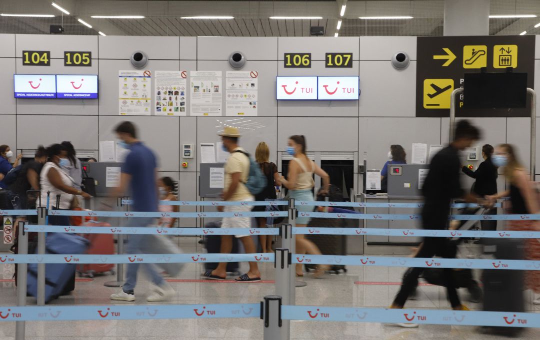 Foto de archivo de un aeropuerto. Foto de archivo de un aeropuerto.
