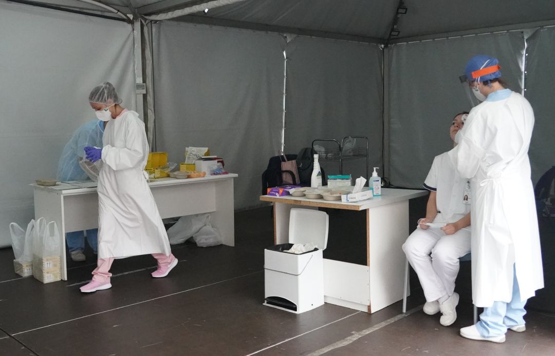 Trabajadores sanitarios realizan test de Covid-19 en Bilbao. Trabajadores sanitarios realizan test de Covid-19 en Bilbao.