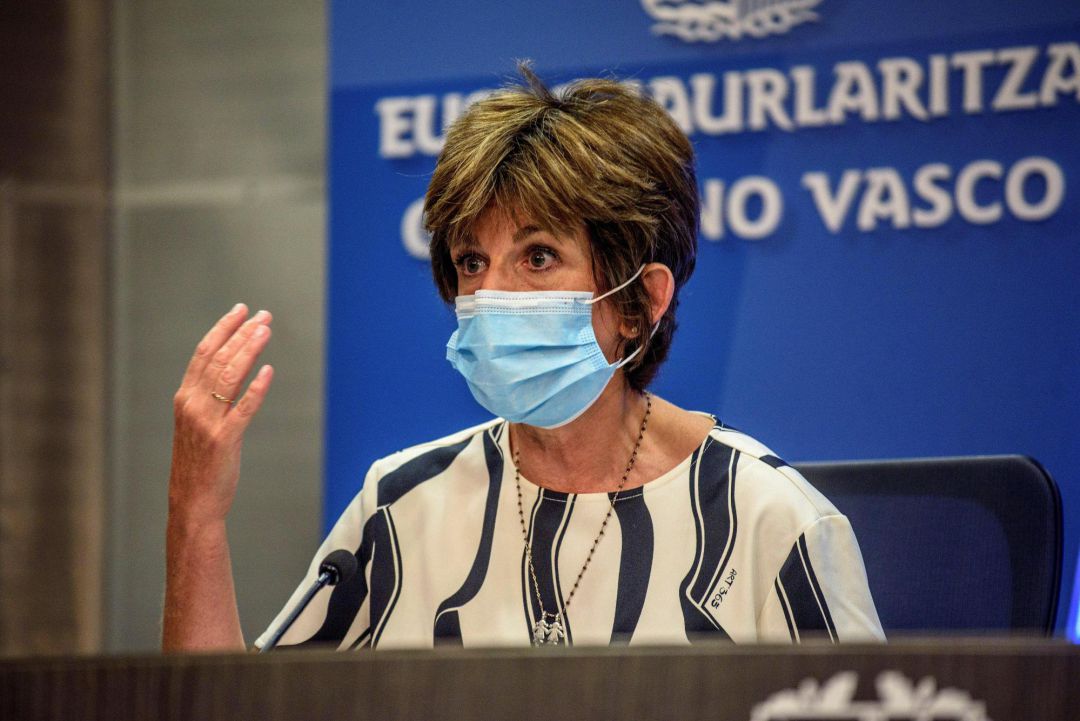 La consejera de Salud del Gobierno Vasco, Nekane Muirga , durante su comparecencia ante los medios hoy en Bilbao en la que ha anunciado que Euskadi bajará el próximo lunes "un peldaño" en la denominada "nueva normalidad" con la declaración de la emergencia sanitaria, de la que se derivarán mayores restricciones en aforos, agrupaciones de personas y horarios de hostelería, además de zonas de confinamiento si se dan "situaciones de peligro" La consejera de Salud del Gobierno Vasco, Nekane Muirga , durante su comparecencia ante los medios hoy en Bilbao en la que ha anunciado que Euskadi bajará el próximo lunes "un peldaño" en la denominada "nueva normalidad" con la declaración de la emergencia sanitaria, de la que se derivarán mayores restricciones en aforos, agrupaciones de personas y horarios de hostelería, además de zonas de confinamiento si se dan "situaciones de peligro"