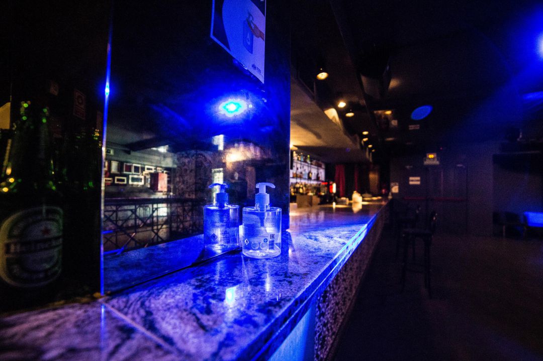 Gel desinfectante en una de las barras de una discoteca. Gel desinfectante en una de las barras de una discoteca.