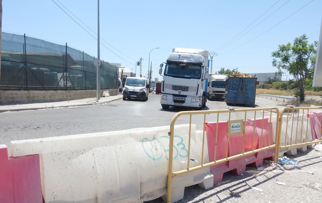 La zona superior del puente dañado sigue cortada un año y medio después de los desperfectos La zona superior del puente dañado sigue cortada un año y medio después de los desperfectos