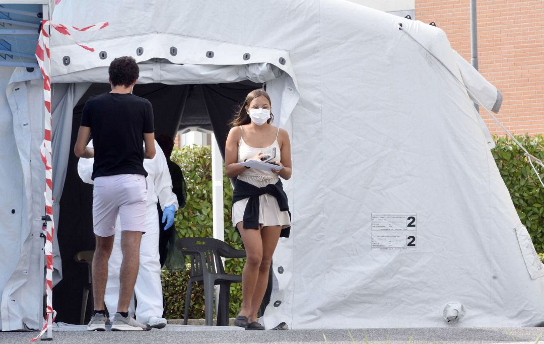 Una chica sale de área portatil ubicada frante a un hospital tras realizarle el personal sanitario una PCR. Una chica sale de área portatil ubicada frante a un hospital tras realizarle el personal sanitario una PCR.