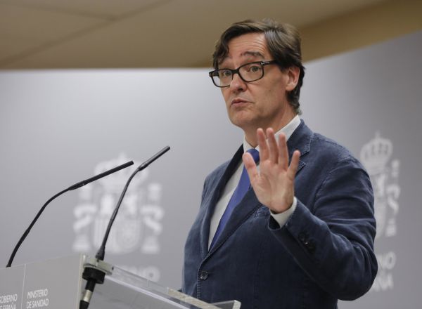 El ministro de Sanidad, Salvador Illa, durante su comparecencia donde ha informado de que tras un acuerdo con las comunidades autónomas "por unanimidad" se prohíbe fumar en la vía pública o al aire libre. Asimismo, también se ha fijado el cierre de todas las discotecas, salas de baile y bares de copas con y sin actuaciones en directo.