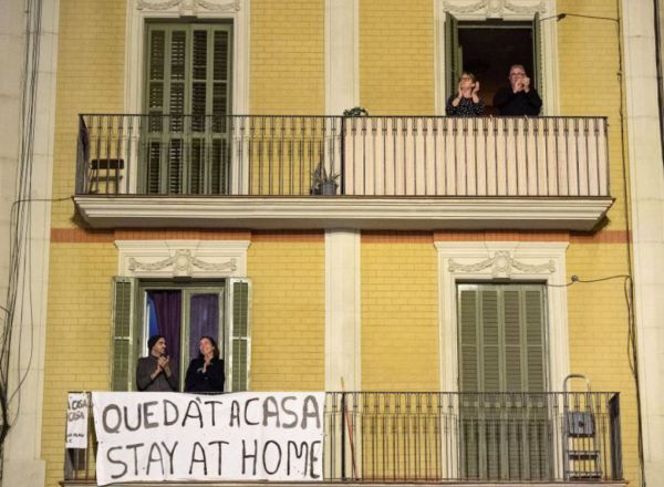 Vecinos en los balcones durante el confinamiento.