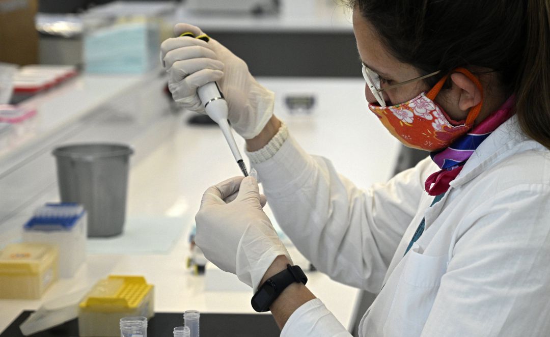 Una científica trabaja en el desarrollo de una vacuna experimental contra el coronavirus. Una científica trabaja en el desarrollo de una vacuna experimental contra el coronavirus.