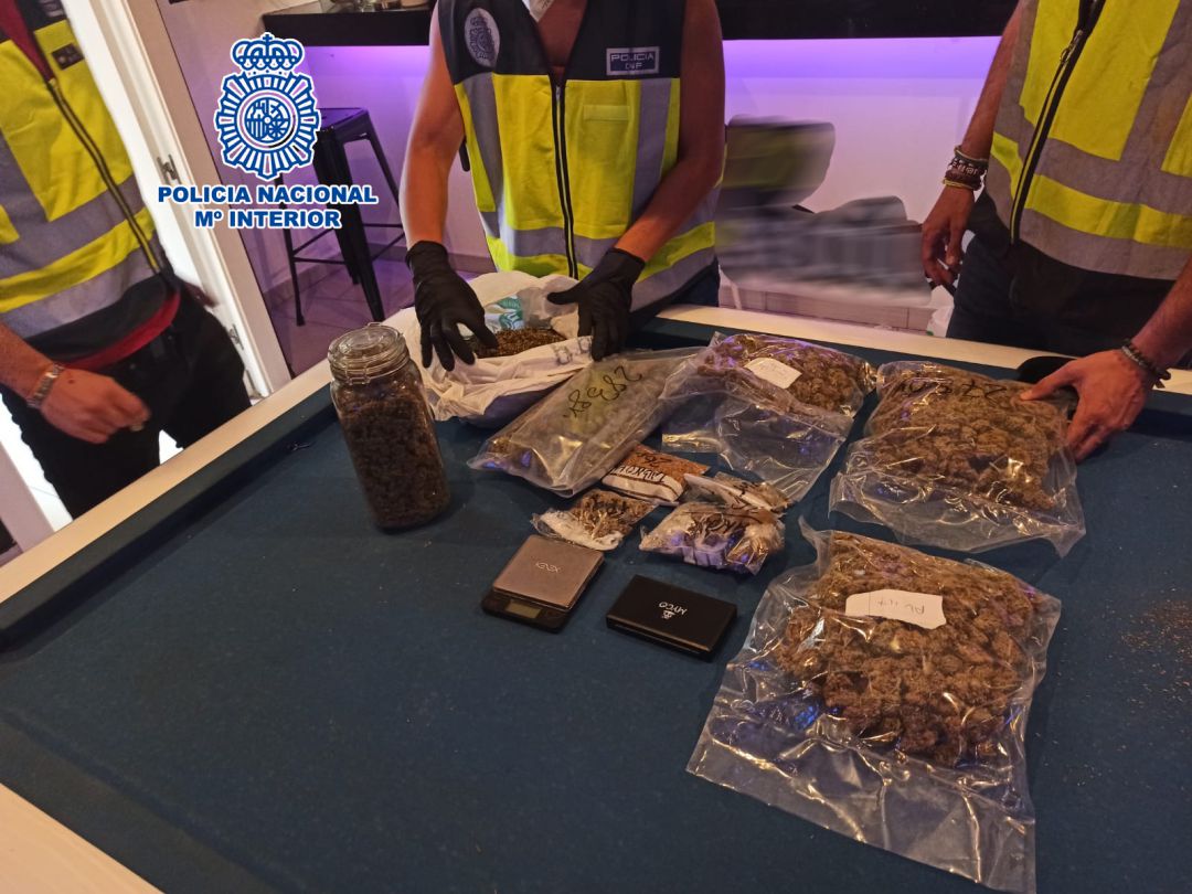Droga incautada por los agentes Droga incautada por los agentes