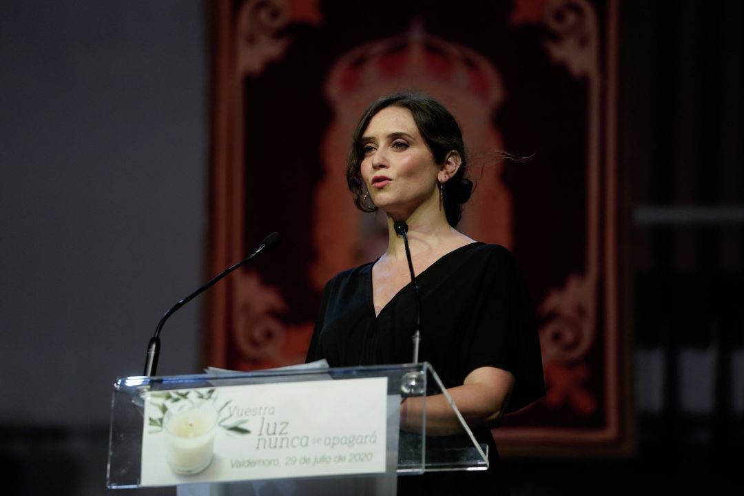 La presidenta madrileña, Isabel Díaz Ayuso, ha participado en el acto de homenaje a los fallecidos por coronavirus celebrado en Valdemoro. La presidenta madrileña, Isabel Díaz Ayuso, ha participado en el acto de homenaje a los fallecidos por coronavirus celebrado en Valdemoro.