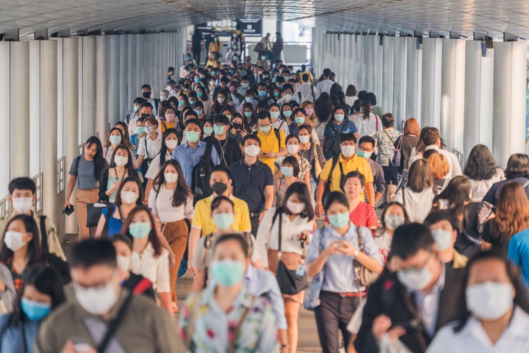 Numerosas personas se desplazan en transporte público durante la pandemia. Numerosas personas se desplazan en transporte público durante la pandemia.