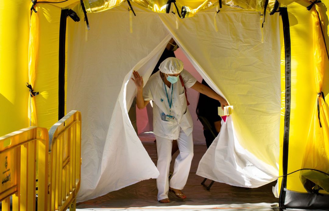 Una sanitaria saliendo de una de las carpas para cribado masivo instalada en Ripollet (Barcelona). Una sanitaria saliendo de una de las carpas para cribado masivo instalada en Ripollet (Barcelona).