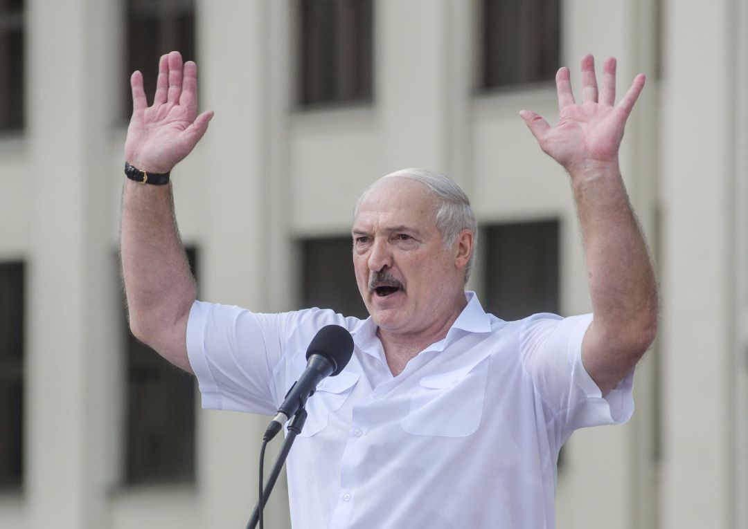 el presidente bielorrusio se dirige a los manifestantes durante una concentración en apoyo suyo en Minsk el presidente bielorrusio se dirige a los manifestantes durante una concentración en apoyo suyo en Minsk
