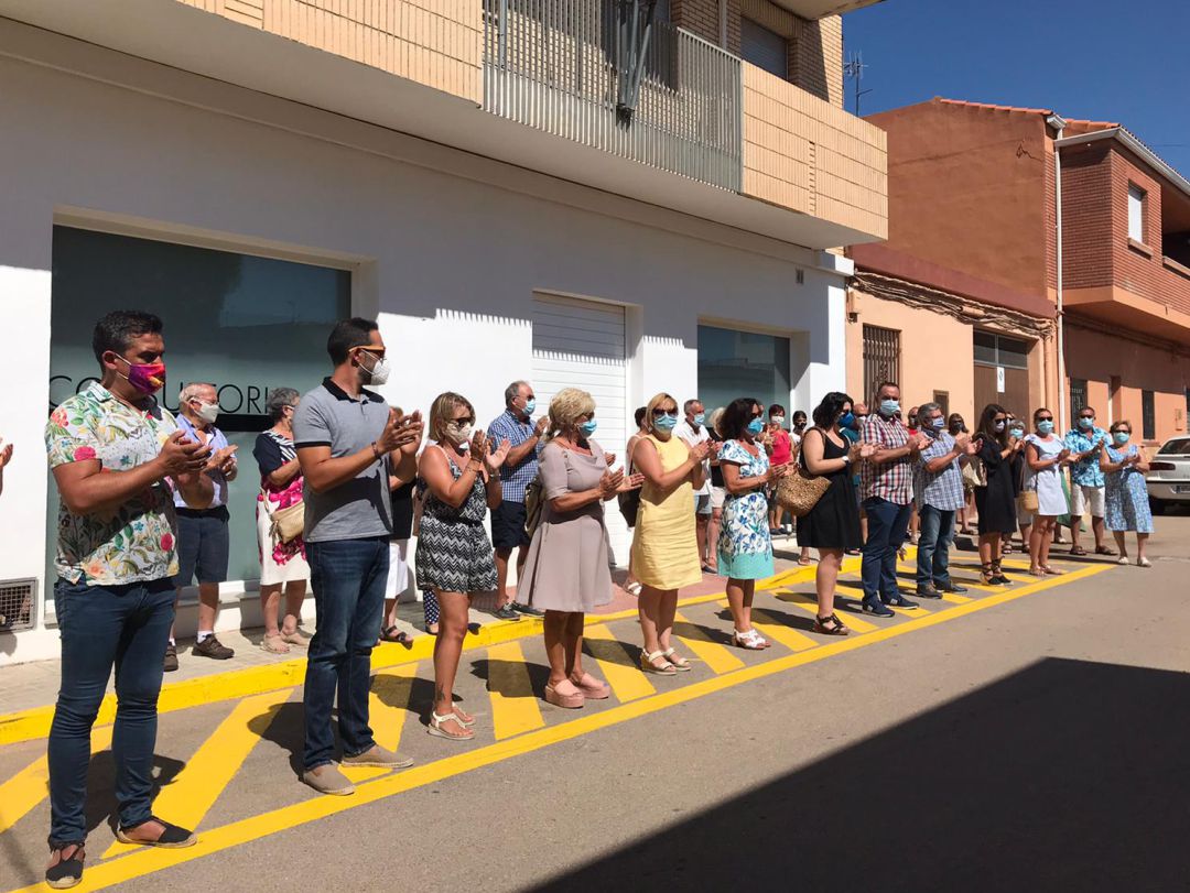 Minuto de silencio en Cabanes en homenaje al menor asesinado por su padre. Minuto de silencio en Cabanes en homenaje al menor asesinado por su padre.