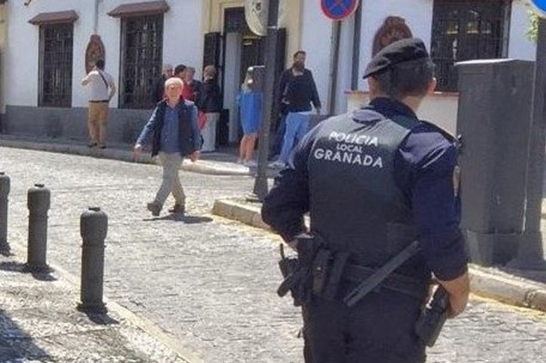 Agente de la Policía Local actúa en una calle del Albaicín Agente de la Policía Local actúa en una calle del Albaicín