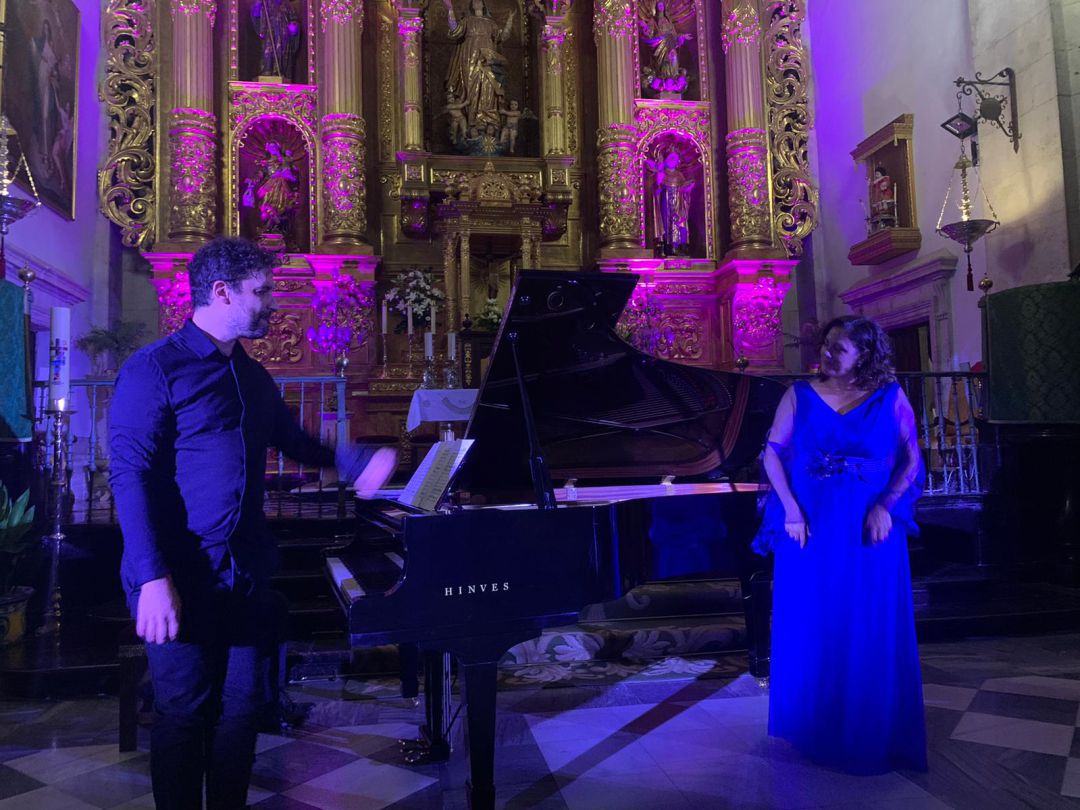 Momento de la actuación de Yolanda Auyanet y Juan Luis Bago Momento de la actuación de Yolanda Auyanet y Juan Luis Bago