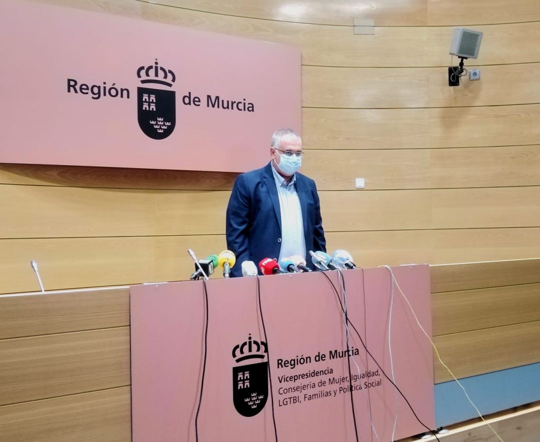 Raúl Nortes, director general de Familias y Protección de Menores, en una rueda de prensa en la Consejería de Política Social Raúl Nortes, director general de Familias y Protección de Menores, en una rueda de prensa en la Consejería de Política Social