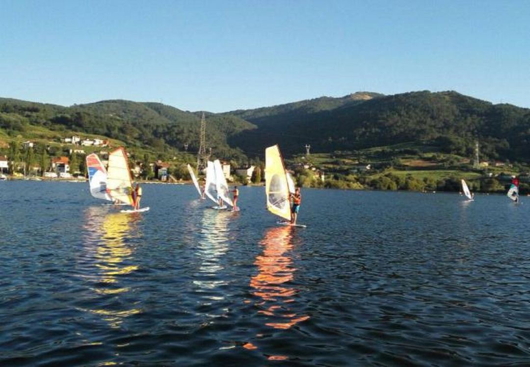 Pese a la pandemia, el Club Náutico Castrelo de Miño, registra un buen número de alumnos en sus escuelas de Vela, Surf, Remo y Piragüismo. Pese a la pandemia, el Club Náutico Castrelo de Miño, registra un buen número de alumnos en sus escuelas de Vela, Surf, Remo y Piragüismo.