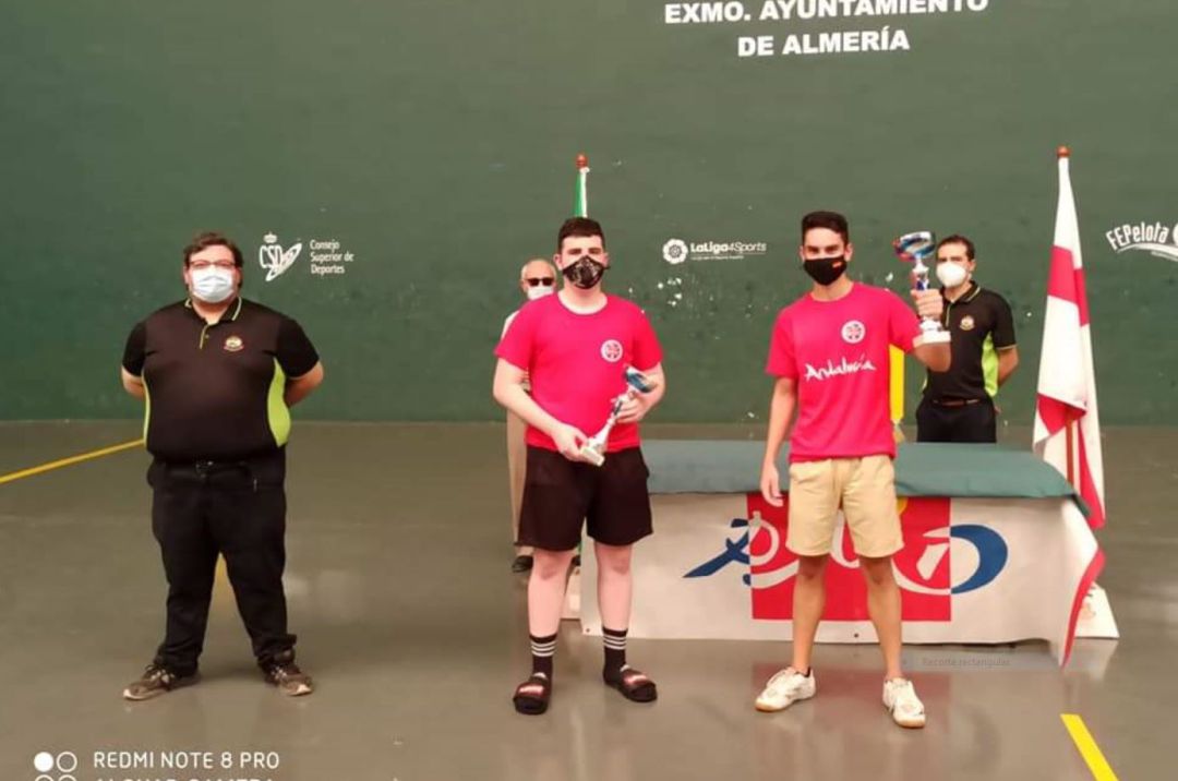 Los campeones posan en el centro de la pista- Los campeones posan en el centro de la pista-