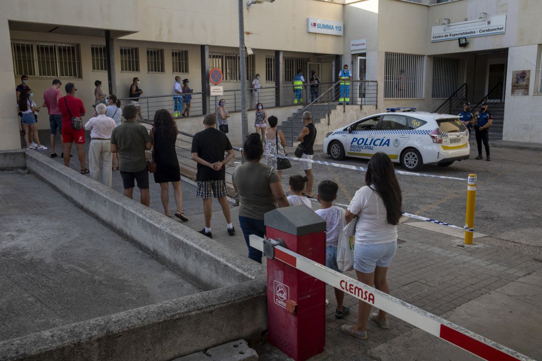 Varias personas esperan para hacerse una prueba PCR en un centro de salud de Madrid. Varias personas esperan para hacerse una prueba PCR en un centro de salud de Madrid.