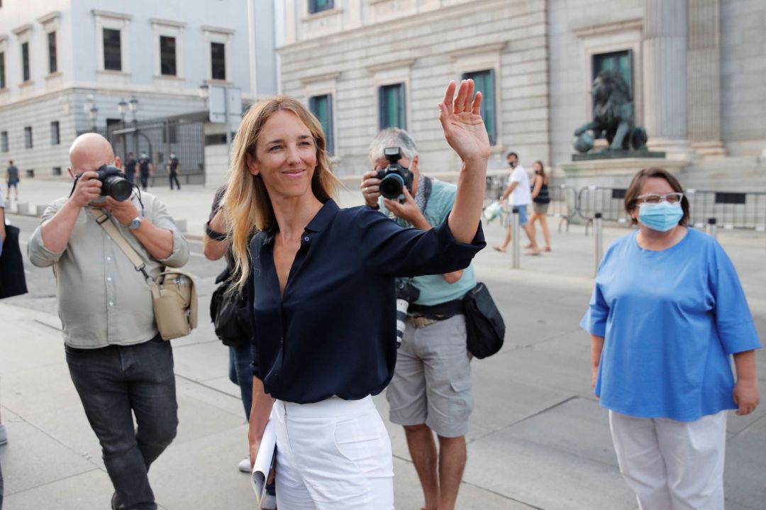 La hasta hoy portavoz del PP en el Congreso, Cayetana Álvarez de Toledo (c), atiende a la prensa este lunes a las puertas del Congreso. La hasta hoy portavoz del PP en el Congreso, Cayetana Álvarez de Toledo (c), atiende a la prensa este lunes a las puertas del Congreso.