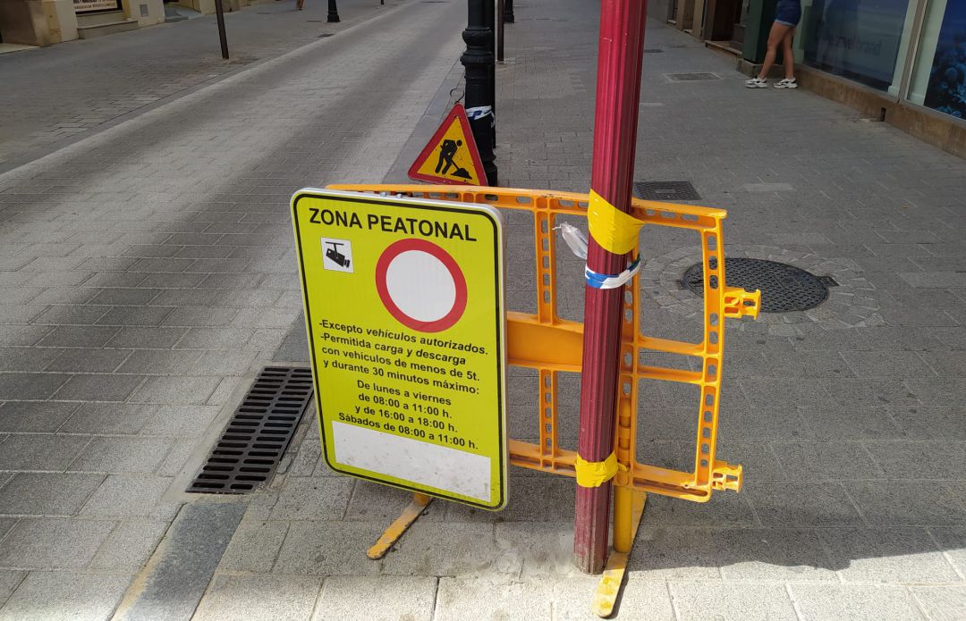Cartel que informa de la peatonalización en la calle Rosario Cartel que informa de la peatonalización en la calle Rosario