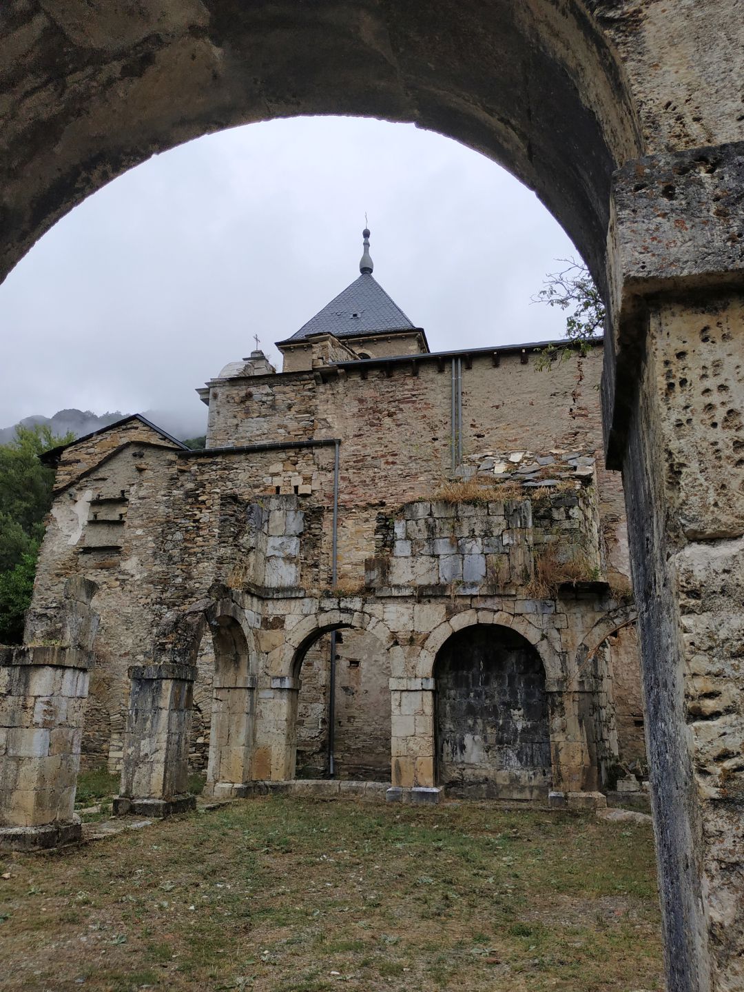 Monasterio de San Pedro, en Montes de Valdueza Monasterio de San Pedro, en Montes de Valdueza