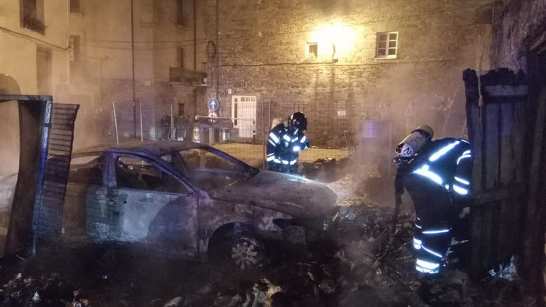 Bomberos extinguiendo el fuego en Villafranca del Bierzo Bomberos extinguiendo el fuego en Villafranca del Bierzo