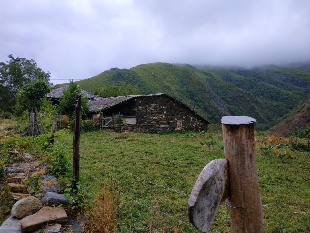 San Pedro de Montes, pueblo del Bierzo. San Pedro de Montes, pueblo del Bierzo.