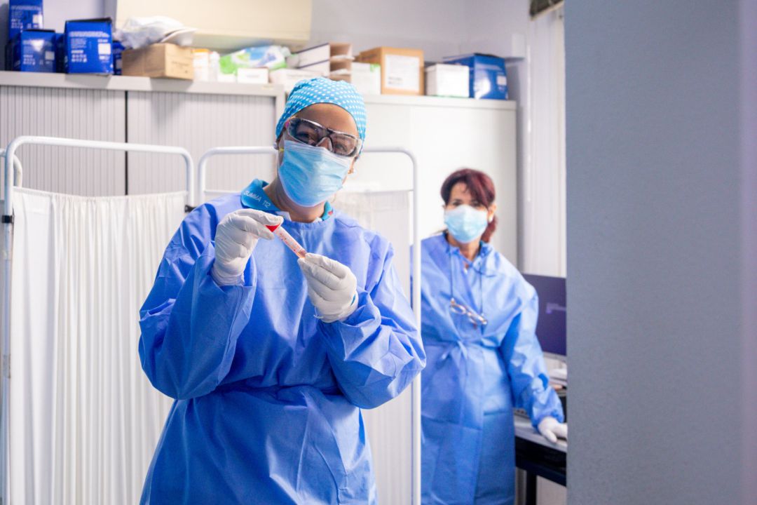 Un trabajador sanitario protegido sostiene una de las probetas utilizadas para la realización de tests PCR . Un trabajador sanitario protegido sostiene una de las probetas utilizadas para la realización de tests PCR .