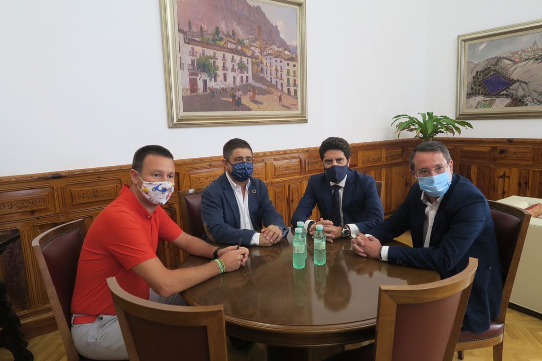 Reunión entre el presidente de Diputación de Jaén y directivos del Linares deportivo. Reunión entre el presidente de Diputación de Jaén y directivos del Linares deportivo.
