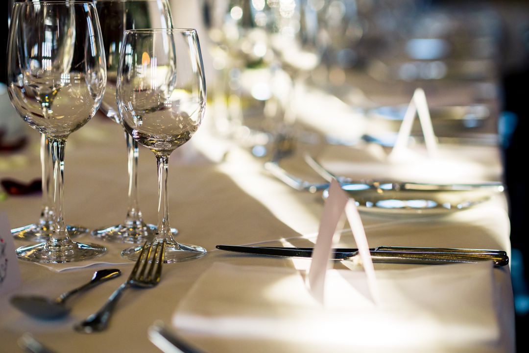 Despedido tras comunicar que había ido a una boda en la que el novio ha dado positivo Despedido tras comunicar que había ido a una boda en la que el novio ha dado positivo