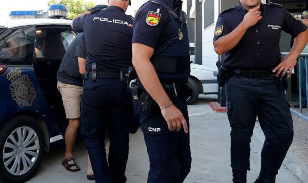Agentes de la Policía Nacional trasladan a un detenido Agentes de la Policía Nacional trasladan a un detenido