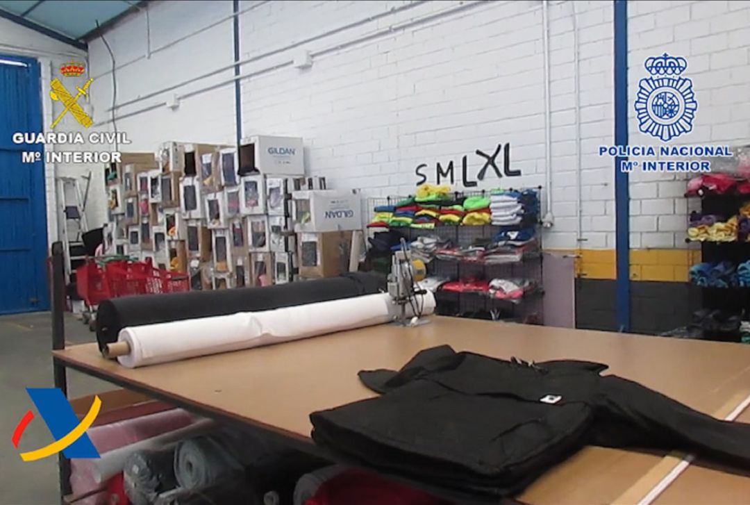Las naves de Valdemoro albergaban un taller para la falsificación de prendas de ropa de conocidas marcas. Las naves de Valdemoro albergaban un taller para la falsificación de prendas de ropa de conocidas marcas.