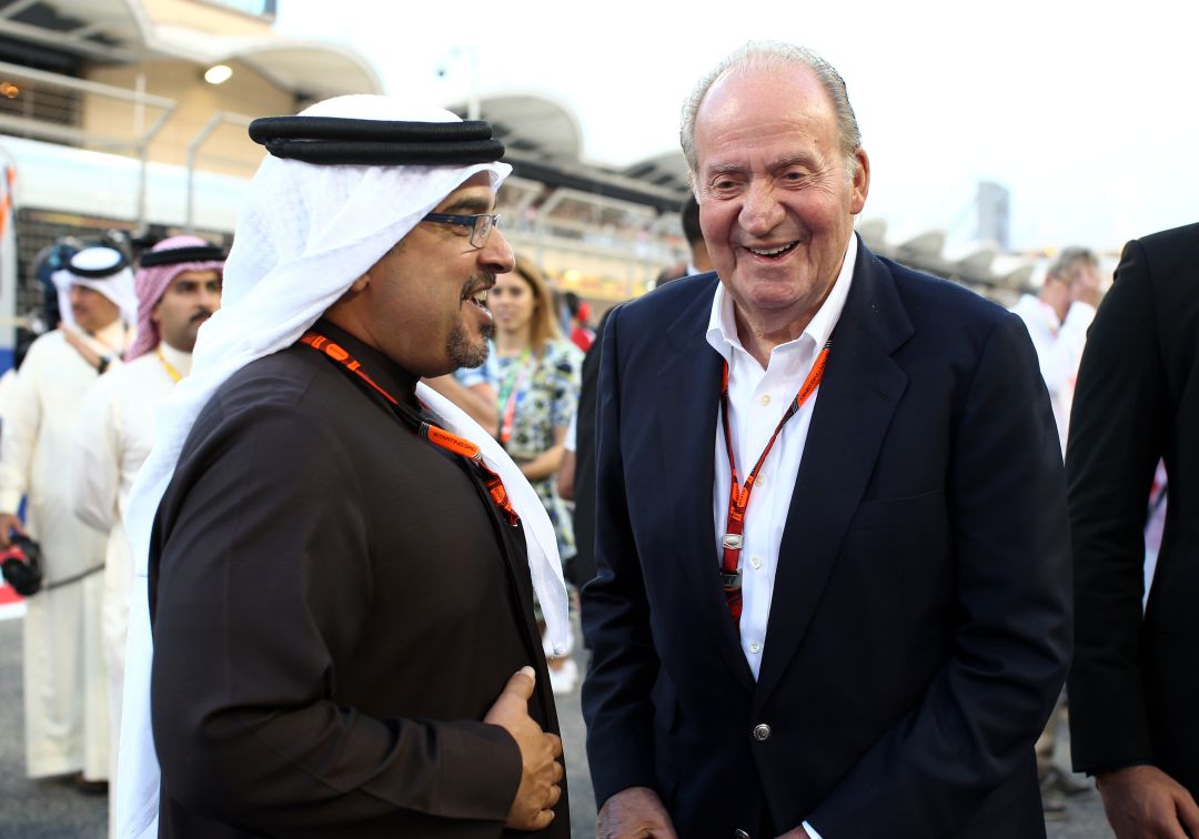El rey emérito charla con el príncipe Salman bin Hamad en el GP de Fórmula 1 de Barein en 2015. El rey emérito charla con el príncipe Salman bin Hamad en el GP de Fórmula 1 de Barein en 2015.