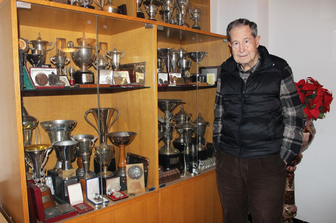 José Crespo Colomer, en su casa ante una vitrina con parte de los trofeos obtenidos en su amplia trayectoria como fotógrafo José Crespo Colomer, en su casa ante una vitrina con parte de los trofeos obtenidos en su amplia trayectoria como fotógrafo
