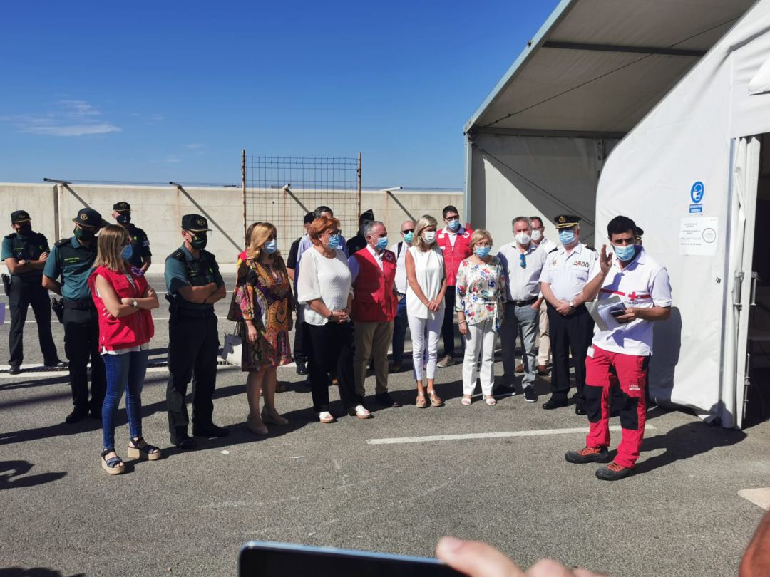 La delegada del Gobierno en la Comunitat Valenciana, Gloria Calero, y las conselleras de Justicia, Gabriela Bravo, y de Sanidad Universidad, Ana Barceló, en su visita al dispositivo de acogida a inmigrantes en el puerto de Alicante. La delegada del Gobierno en la Comunitat Valenciana, Gloria Calero, y las conselleras de Justicia, Gabriela Bravo, y de Sanidad Universidad, Ana Barceló, en su visita al dispositivo de acogida a inmigrantes en el puerto de Alicante.